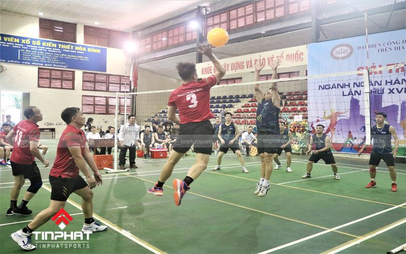 Vận động viên đang thực hiện kỹ thuật đập bóng chuyền hơi thấp tay
