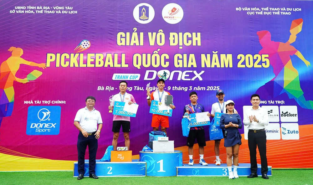 Vận động viên nam Pickleball chuẩn bị giao bóng, thể hiện kỹ thuật và sức mạnh.