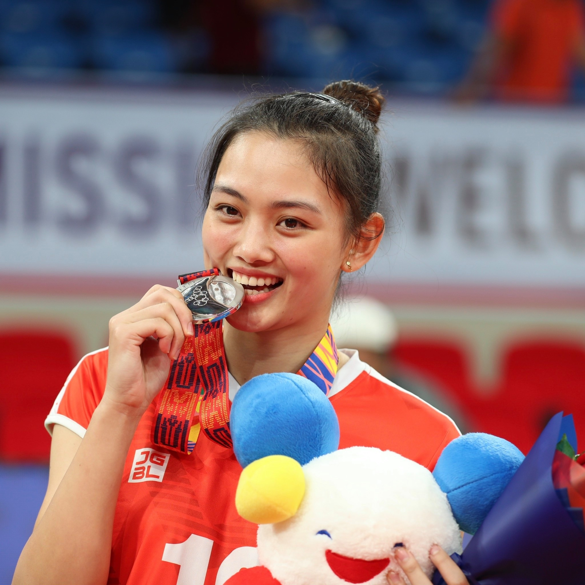 Vận động viên Nguyễn Thu Hoài cùng đồng đội tại SEA Games 31