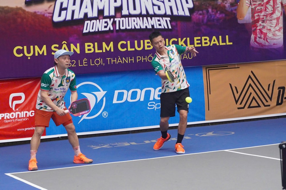 Vận động viên Pickleball Huỳnh Thiên Phúc tập trung cao độ trong một pha giao bóng quyết định tại giải quốc gia.