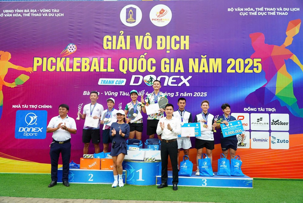 Vận động viên Pickleball tập trung cao độ và sẵn sàng phản công.