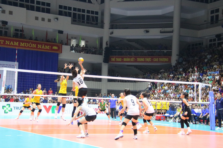 Vận động viên thi đấu giải bóng chuyền quốc gia U23 nữ, đội Thái Nguyên đối đầu VTV Bình Điền Long An