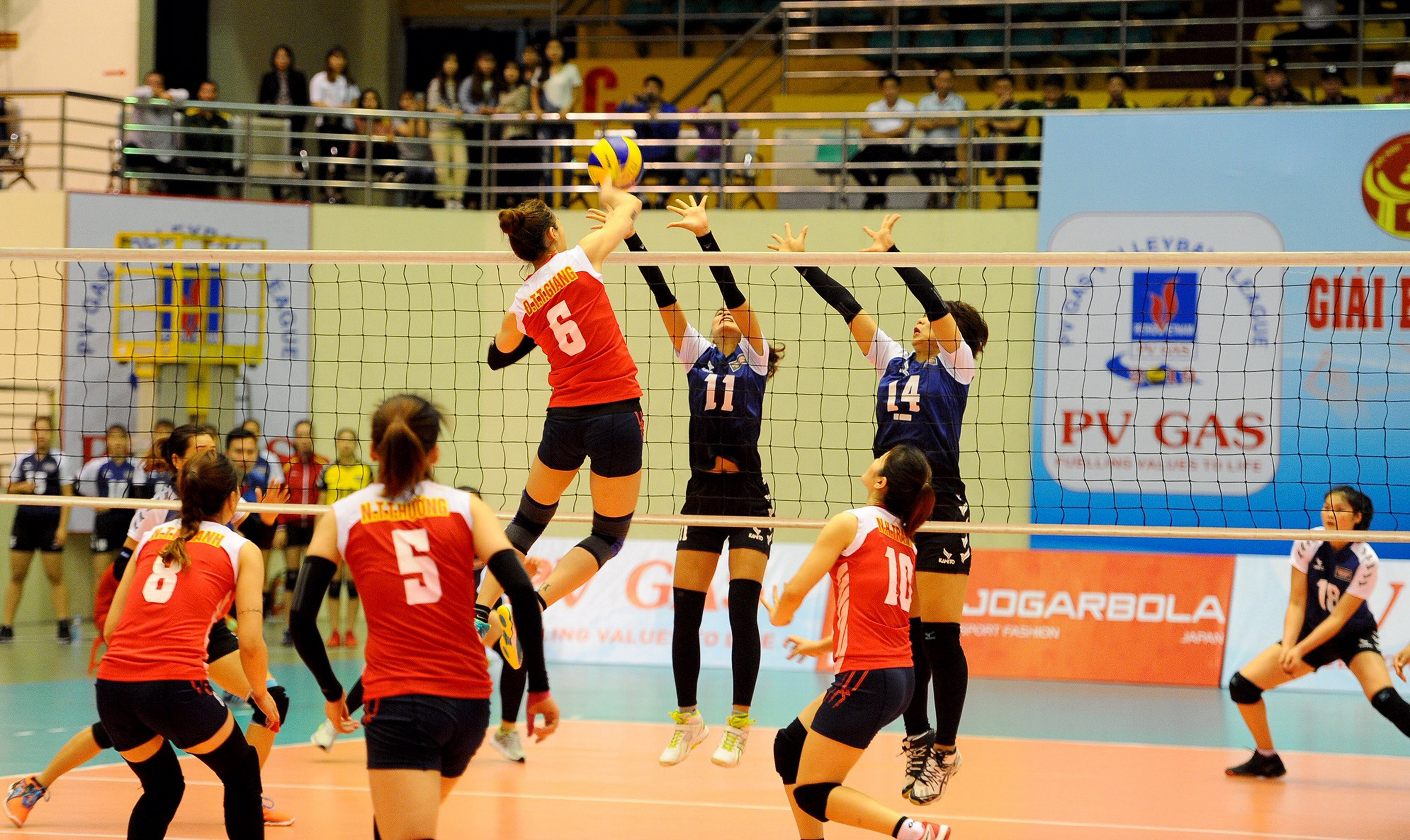 Vận động viên thi đấu hết mình tại Giải bóng chuyền Việt Nam 2019