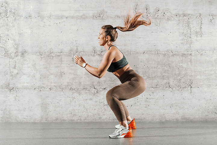 Vận động viên thực hiện bài tập Jump Squat để tăng cường sức mạnh chân