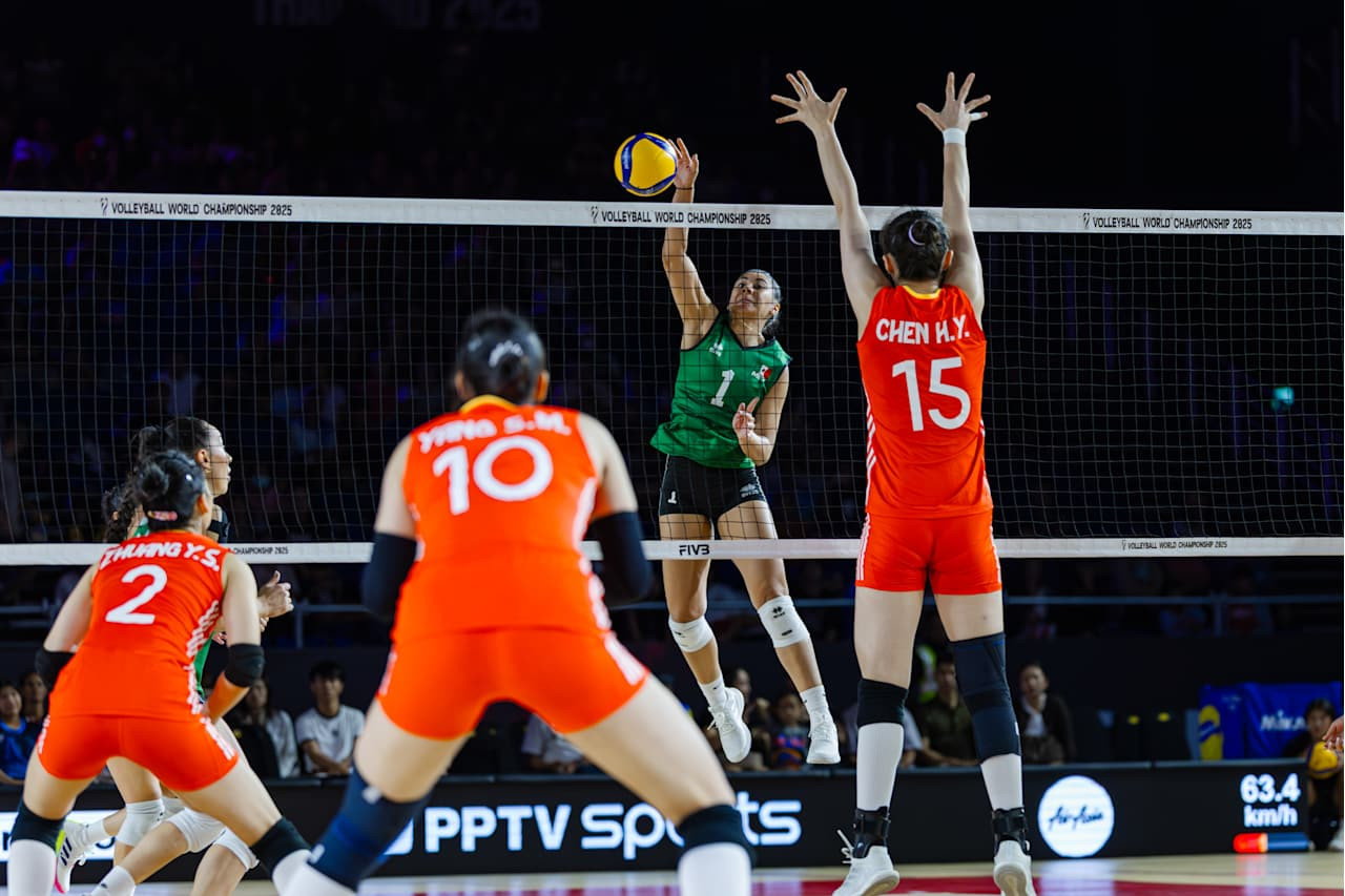 VĐV Wu Mengjie của tuyển bóng chuyền nữ Trung Quốc thể hiện khả năng chắn bóng ấn tượng nhờ chiều cao vượt trội