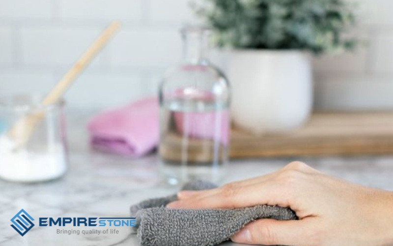 Vệ sinh mặt đá bếp định kỳ giúp duy trì vẻ đẹp và độ bền