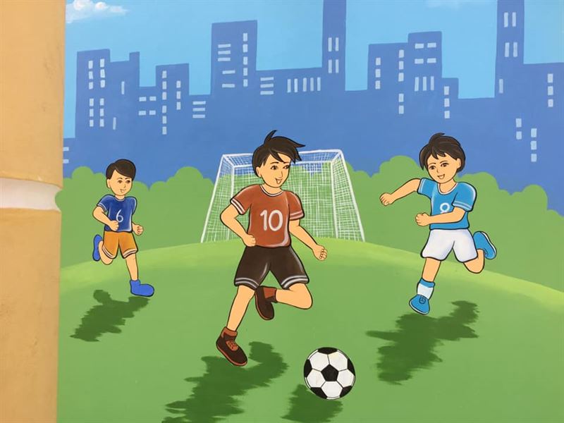 Tranh vẽ sân bóng đá mô tả cầu thủ đang thực hiện cú sút mạnh mẽ, khung thành và lưới
