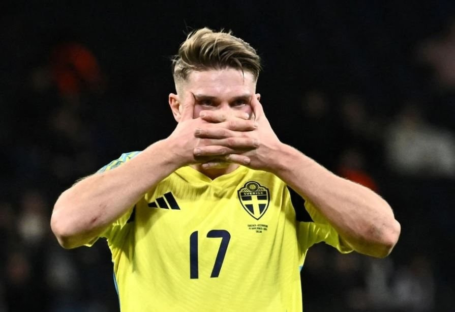 Viktor Gyökeres ăn mừng sau khi ghi bàn, tâm điểm của thị trường chuyển nhượng mùa đông