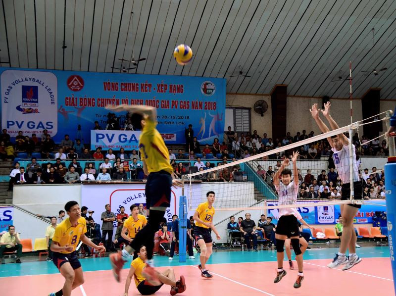 Với chiến thắng 3 -0 trước Thể Công trong trận chung kết, Tp Hồ Chí Minh (áo vàng) lên ngôi vô địch Giải bóng chuyền vô địch quốc gia 2018