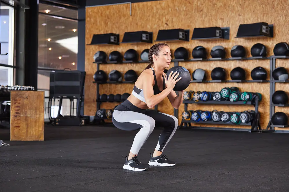 Tập gym cường độ cao HIIT cần trang phục ôm sát, co giãn tốt