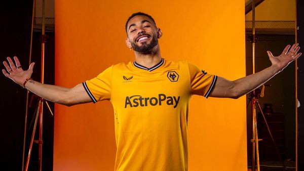 Wolverhampton Wanderers hiển thị logo AstroPay, đối tác tài trợ mới