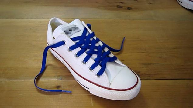 Xỏ dây giày đá bóng X18 kiểu bàn cờ với hai màu sắc nổi bật, tạo điểm nhấn