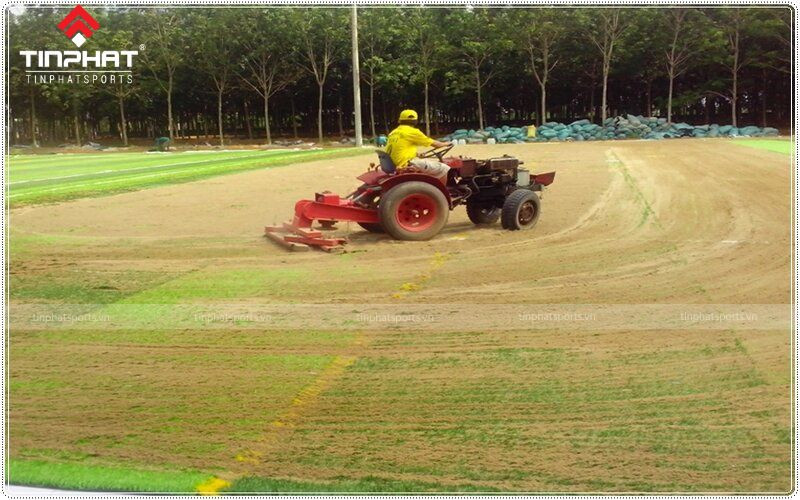 Xử lý nền đất kỹ lưỡng là bước quan trọng trong thi công cấu tạo mặt sân bóng đá cỏ tự nhiên