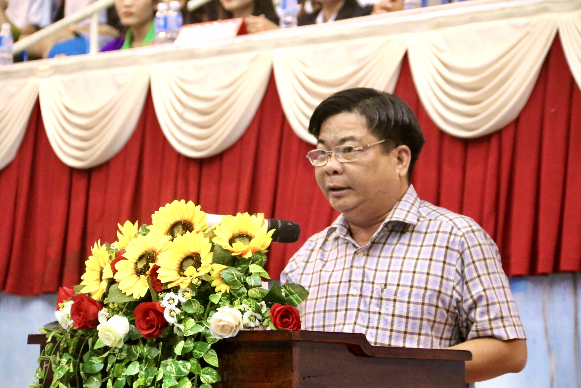 Toàn cảnh lễ khai mạc Giải bóng chuyền trẻ toàn quốc 2023 tại Trà Vinh với sự tham dự của đại diện ban tổ chức và các đội.