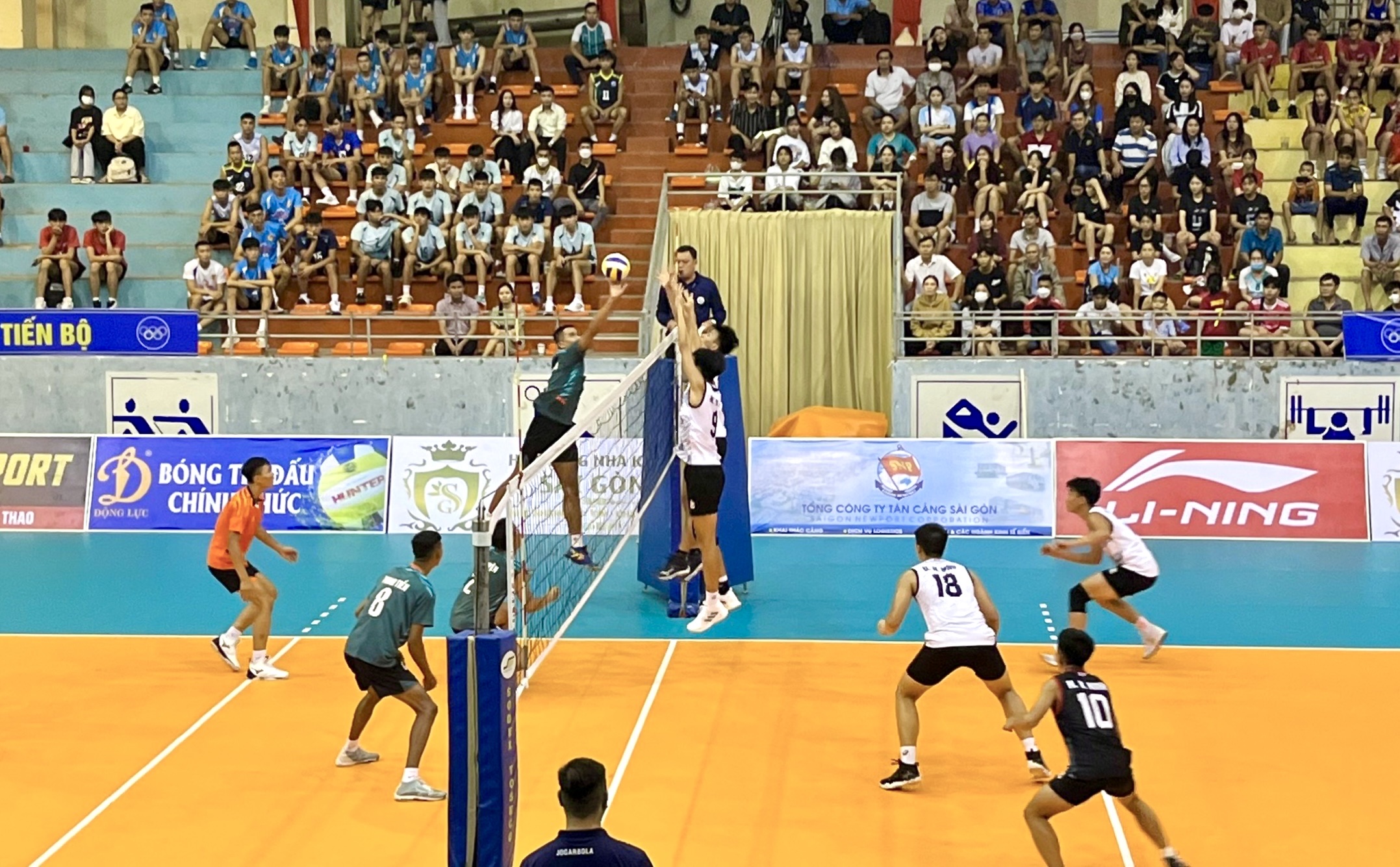 Pha bóng quyết liệt trong trận đấu mở màn giữa đội chủ nhà Trà Vinh và Biên Phòng tại Giải bóng chuyền trẻ toàn quốc 2023.