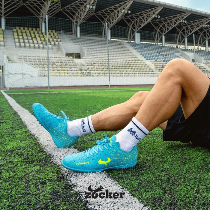Zocker cung cấp giày đá bóng chất lượng cao cho sân cỏ